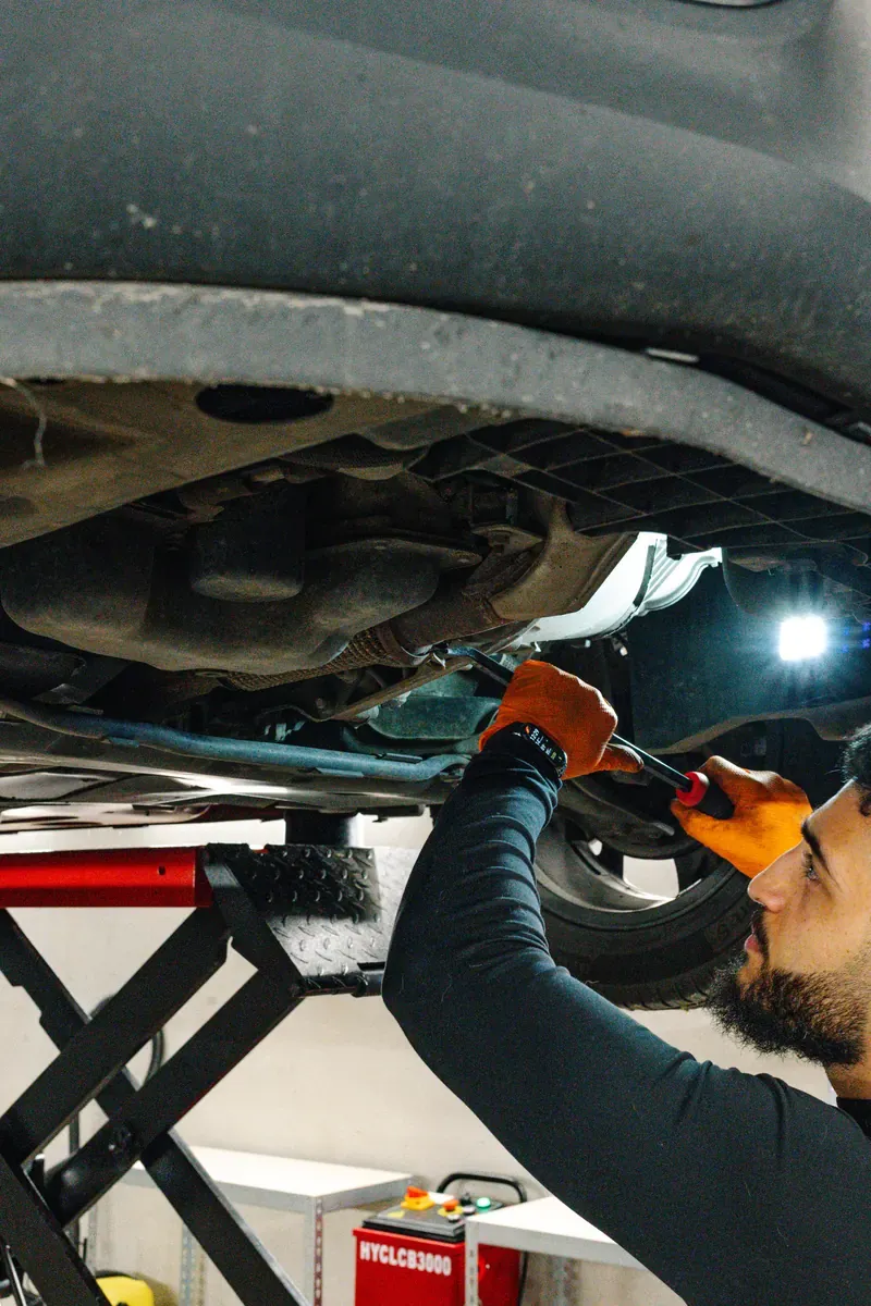 Réparation sous caisse avec outillage
